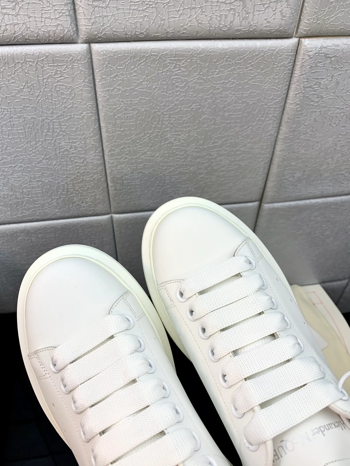 👟👟Ex-factory price👟👟Ex-factory price 480👟👟 Women's shoes Women's clothing 2022 latest upgraded version The latest McQueen white shoes original 1⃣: 1⃣ perfect replica ☑Delivery latest counter full set of packaging🎁Full series of color styles are constantly updated🥳🥳 🔺Fabric: Customized original matte silk cowhide 🔺Inner lining: imported water-dyed sheepskin lining/original customized soft cowhide pad 🔺Feet: ultra-clear high temperature air pressure logo➕soft latex pad 🔺outsole: rubber T👟👟factory price👟👟factory price U vacuum bottom/I👟👟factory price👟👟factory price original foam bottom, thick bottom about 4cm 🔺Size: Female M34-40 Male M39-45
